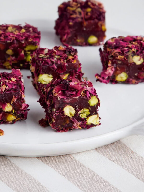 Antep Fıstıklı Gül Yaprağı Kaplamalı Çifte Kavrulmuş Lokum Kg